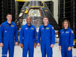 Die voraussichtliche Crew von "Artemis 2" steht in blauen Overalls vor dem Orion-Raumschiff in einer Fertigungshalle. Von links nach recht: Jeremy Hansen, Victor Glover, Reid Wiseman, Christina Hammock Koch.