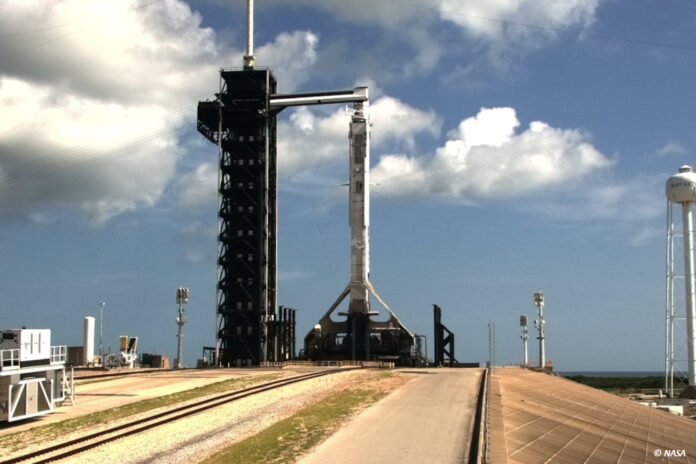 Eine Rakete steht bei Sonnenschein an einer Startrampe.