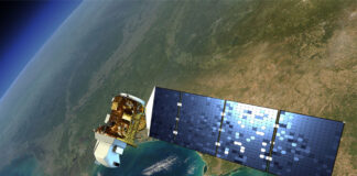Ein Renderbild des Satelliten Landsat 8 vor der Erde.