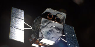 Ein Renderbild eines Satelliten, im Hintergrund ist die Erde zu sehen.