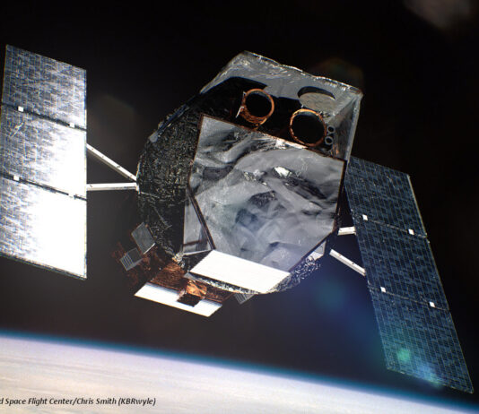 Ein Renderbild eines Satelliten, im Hintergrund ist die Erde zu sehen.