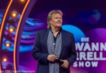 "Die Giovanni Zarrella Show - Eine Samstagnacht mit Howard Carpendale": Howard Carpendale steht auf der Showbühne und hält ein Mikrofon in seiner Hand.