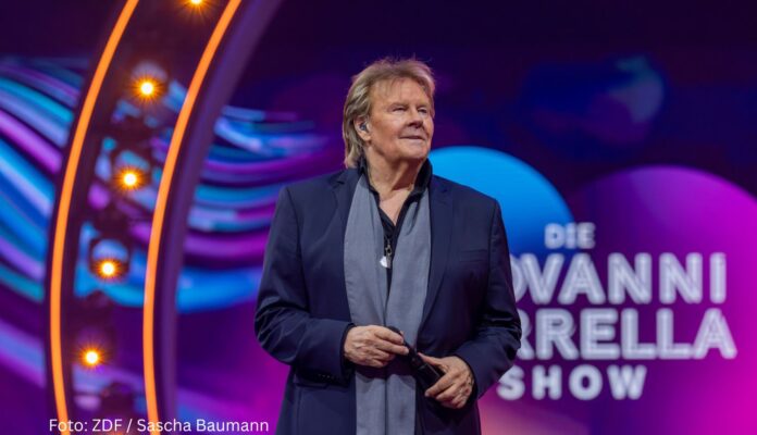 "Die Giovanni Zarrella Show - Eine Samstagnacht mit Howard Carpendale": Howard Carpendale steht auf der Showbühne und hält ein Mikrofon in seiner Hand.