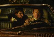Daniel Craig im Auto in WAKE UP DEAD MAN bei Netflix
