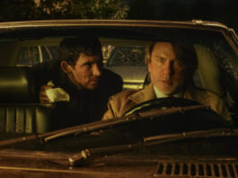 Daniel Craig im Auto in WAKE UP DEAD MAN bei Netflix