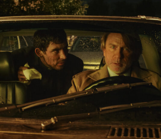 Daniel Craig im Auto in WAKE UP DEAD MAN bei Netflix